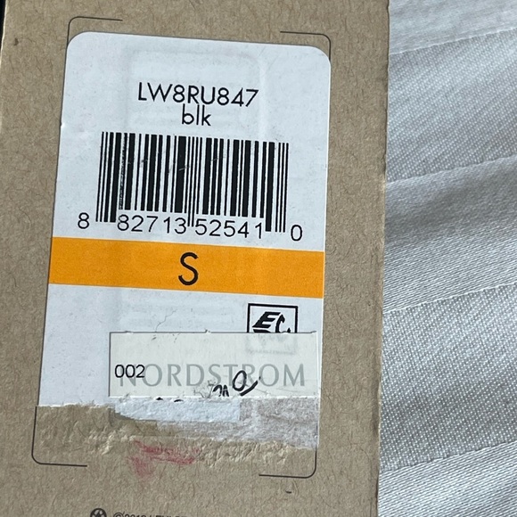 Levi's Women's Oversized Faux
Leather Belted Motorcycle
Jacket Size Small NWT - Picture 10 of 13